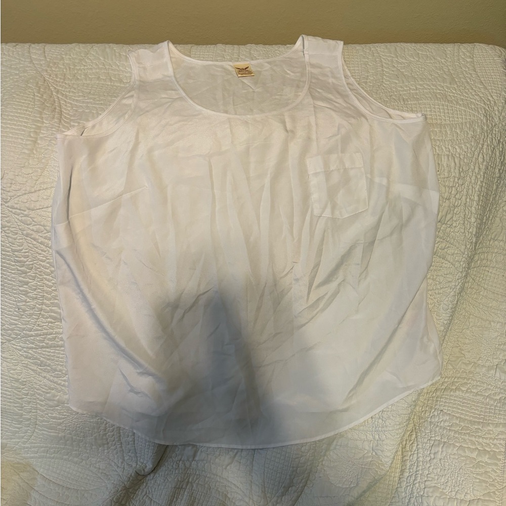 White pocket front tank